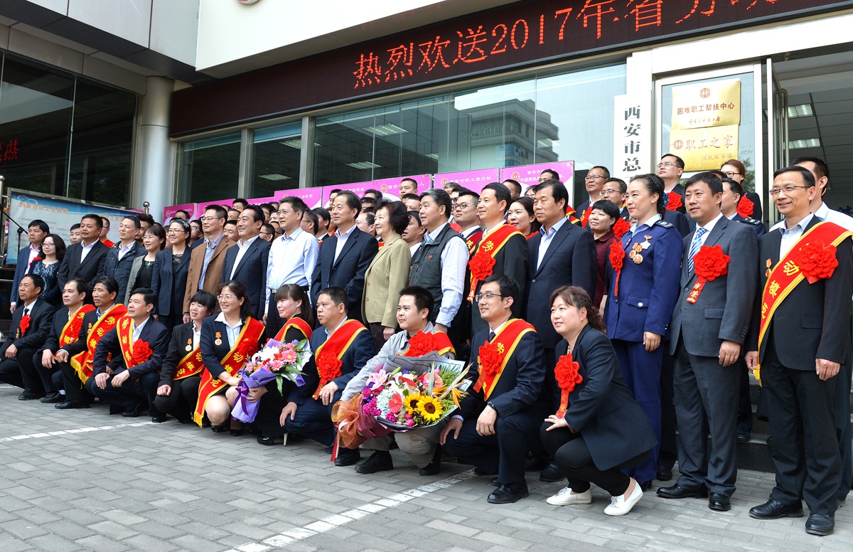 弘扬劳模精神 奋力追赶逾越 助推新工业生长——AG一飞冲天杨东涛等省级劳模、市先进整体获表扬-公司新闻-AG一飞冲天